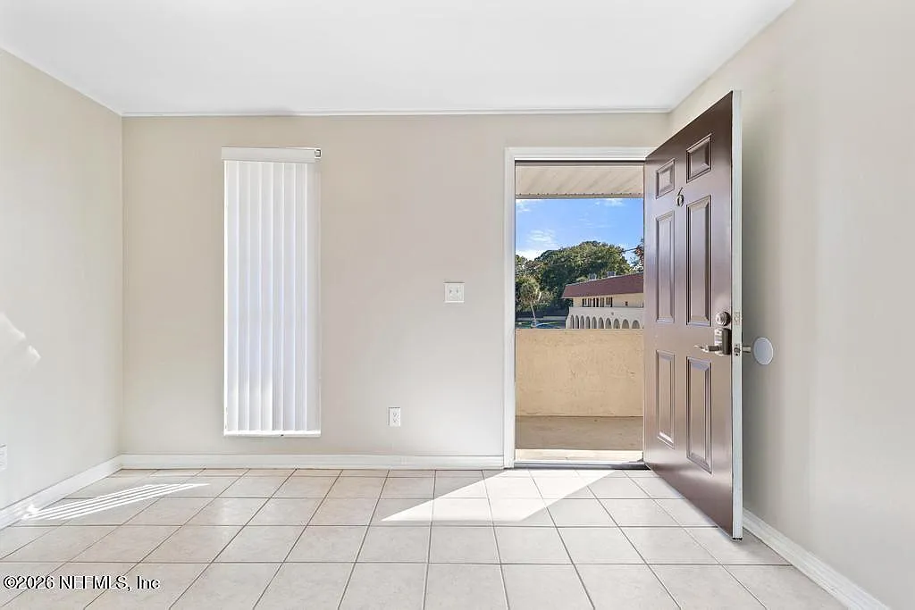 2 bed, 2.0 bath, 992 sqft, $1,275 — Photo 2