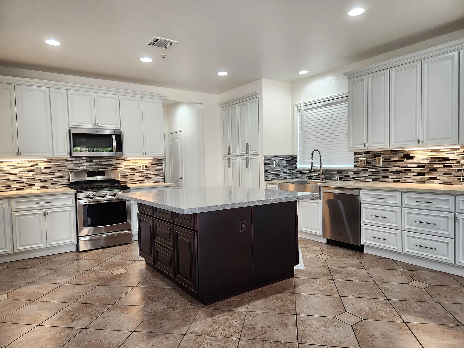 4 bed, 3501 sqft, $6,000 — Photo 4