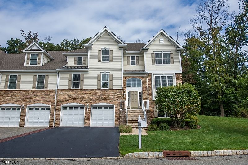 1st image of 18 Whitbay Dr