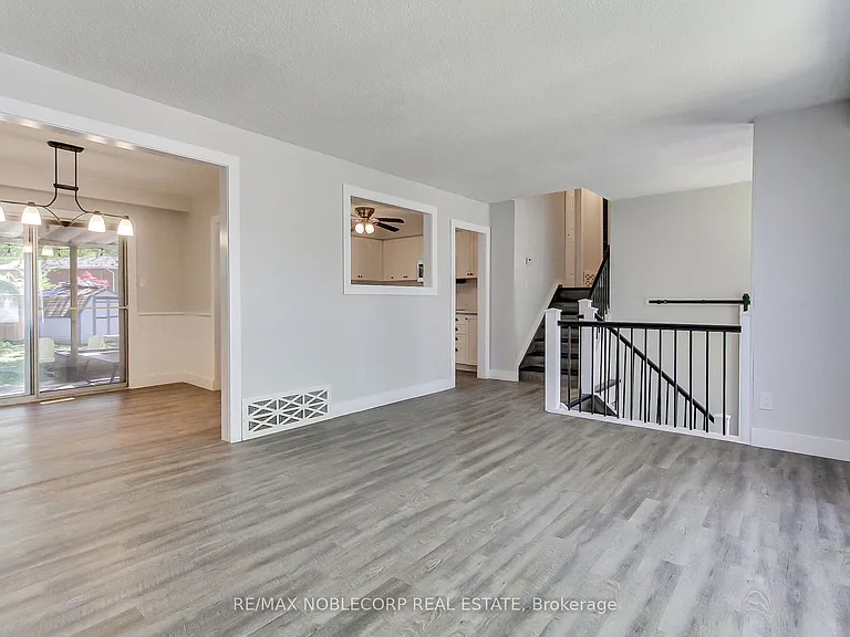 17 Larkdale Cres — Photo 12
