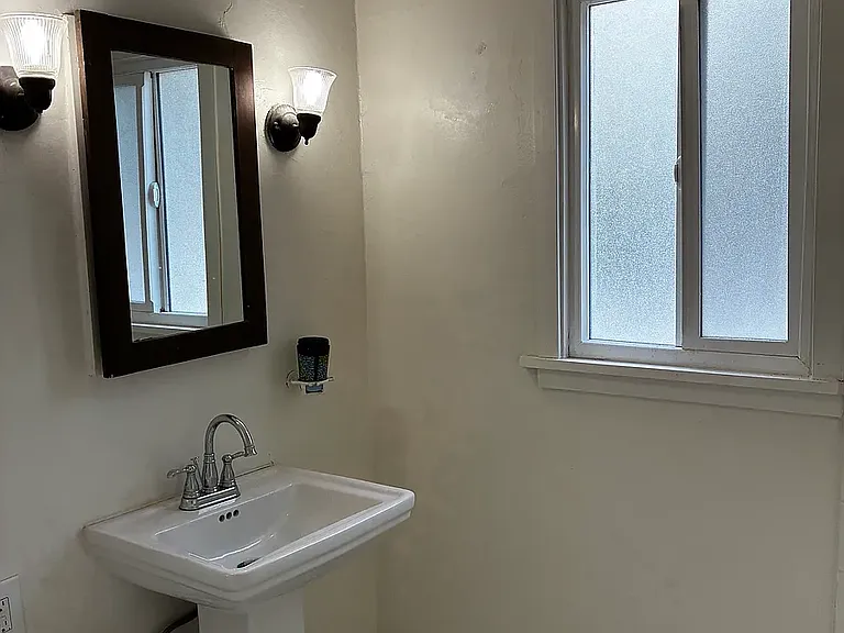 945 Hilgard Ave #205 — Photo 6