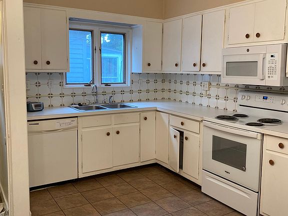 3rd image of 837 W Grand River Ave