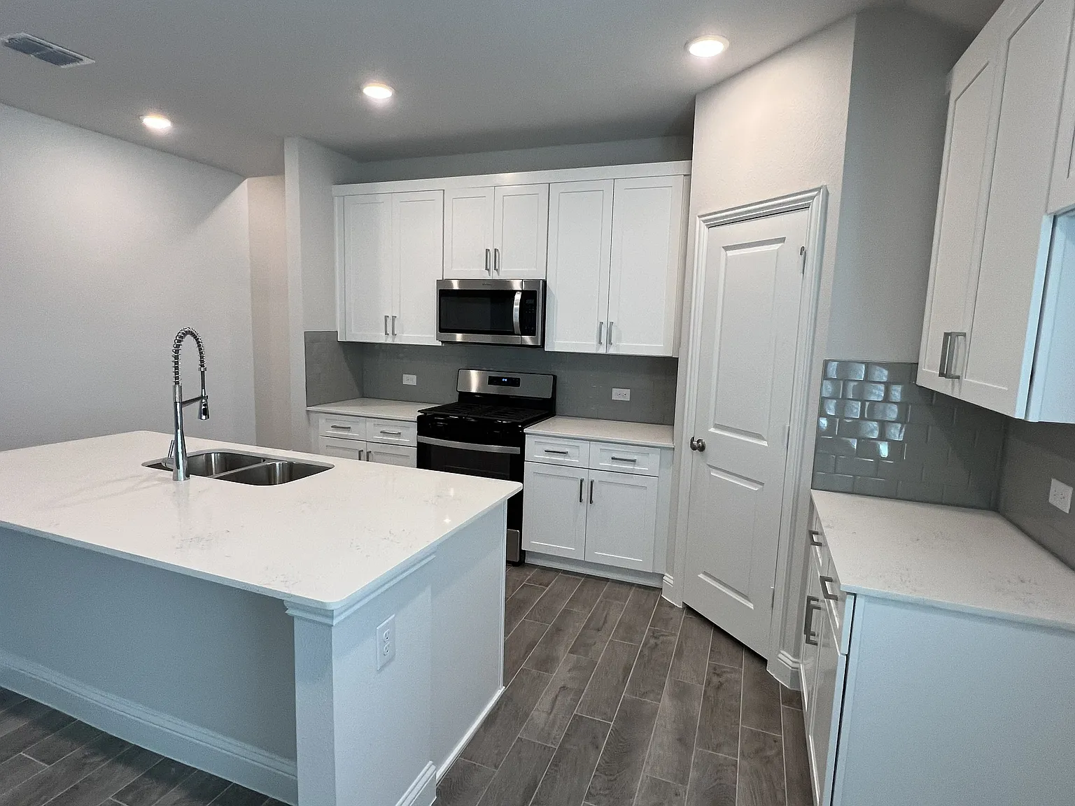 4 bed, 1953 sqft, $2,150 — Photo 4