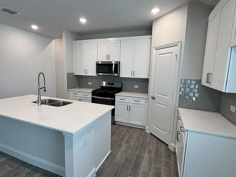 712 Palazzo Pl — Photo 4