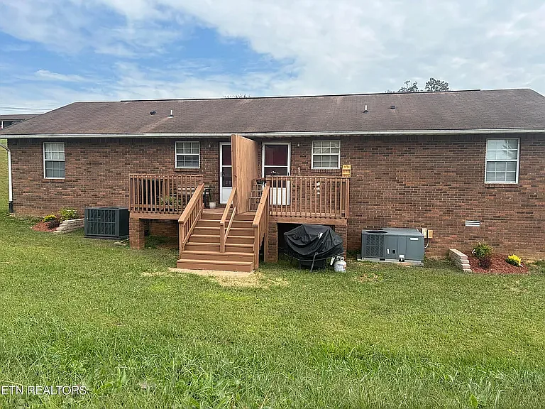 1029 Rowe St — Photo 2