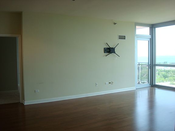 5th image of 1841 S Calumet Ave APT 2105