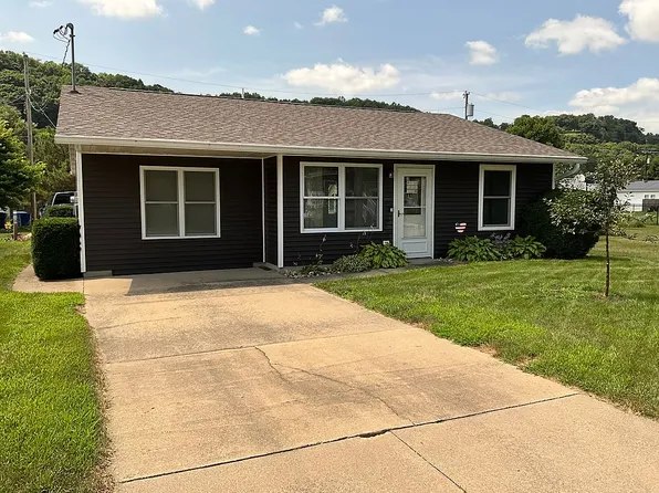 1010 N 4th St, Guttenberg, IA 52052