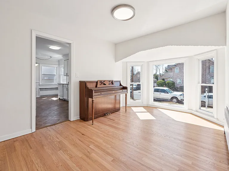 623 Livingston Rd — Photo 3