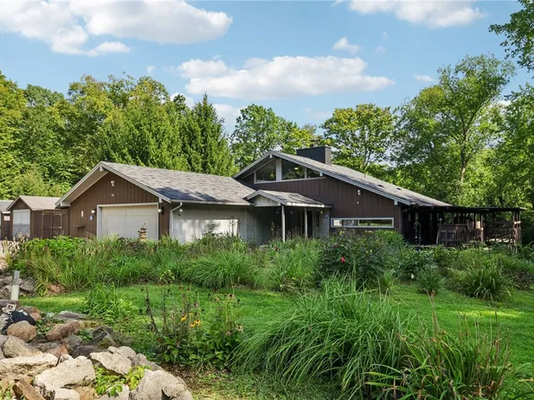 3132 Lake Rd, New Castle, PA 16102