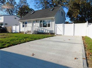 273 Florida Ave, Copiague, NY 11726