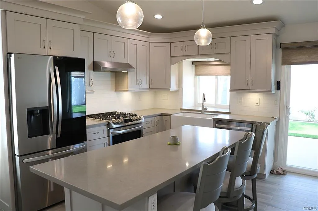 2 bed, 930 sqft, $3,100 — Photo 3