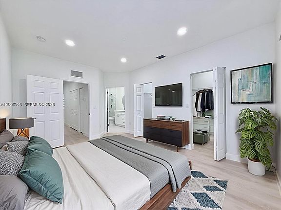 4th image of 4412 Woodland Cir #4412