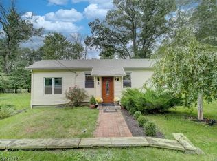 5 Dixon Ln, East Hanover, NJ 07936