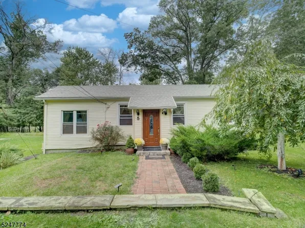 5 Dixon Ln, East Hanover Twp., NJ 07936
