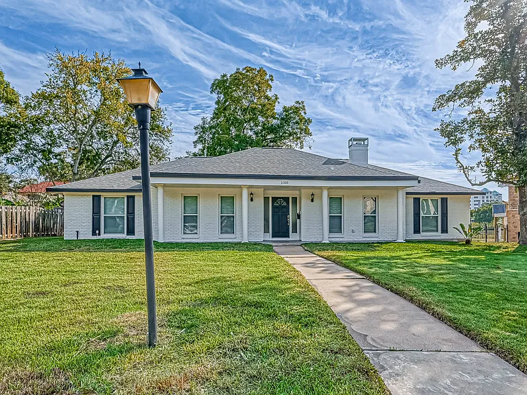 1310 Antigua Ln — Photo 1