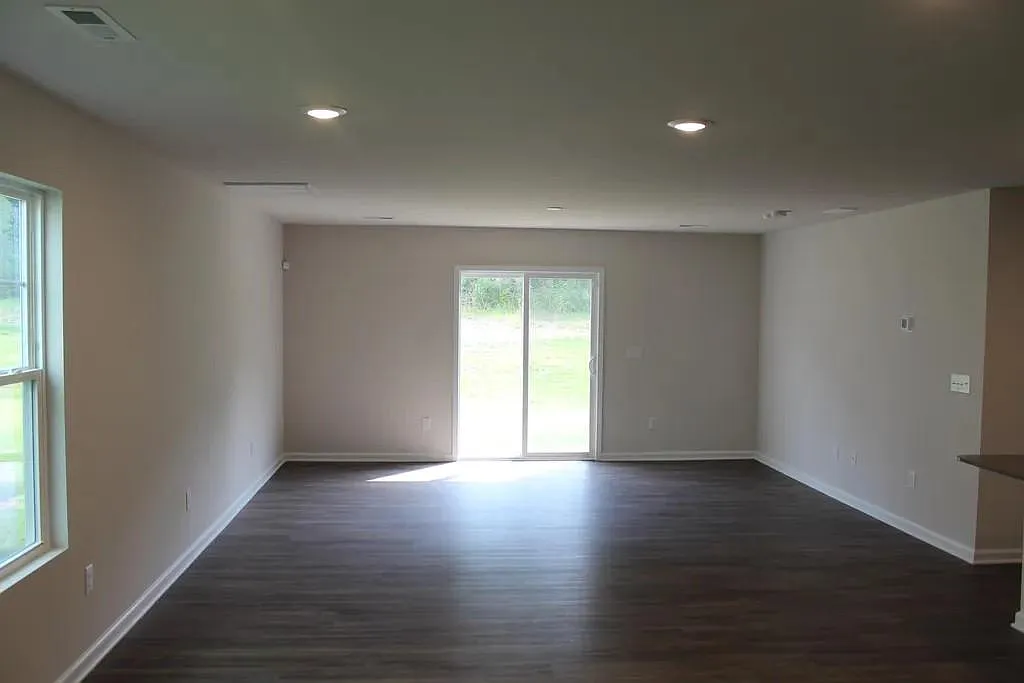 5 bed, 2577 sqft, $2,395 — Photo 2