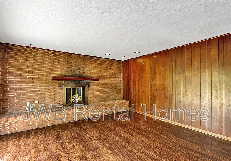 10524 Briarcliff Rd S — Photo 5