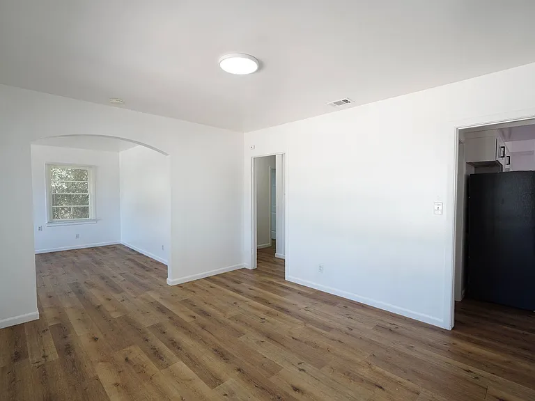 604 W 10th St — Photo 11
