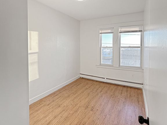 5th image of 846 Stanley St APT 4