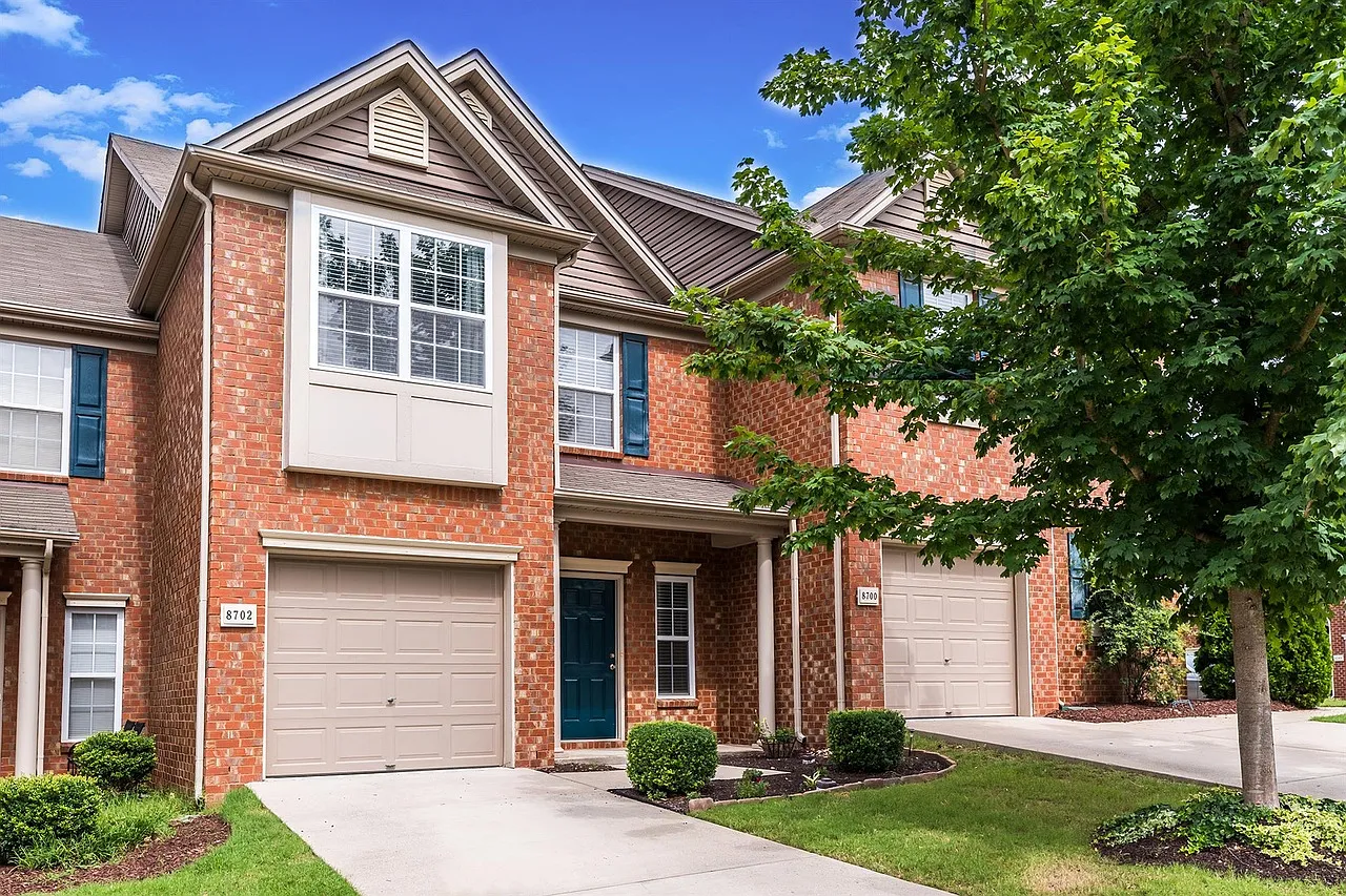 3 bed, 2.5 bath, 1724 sqft, $2,050 — Photo 1