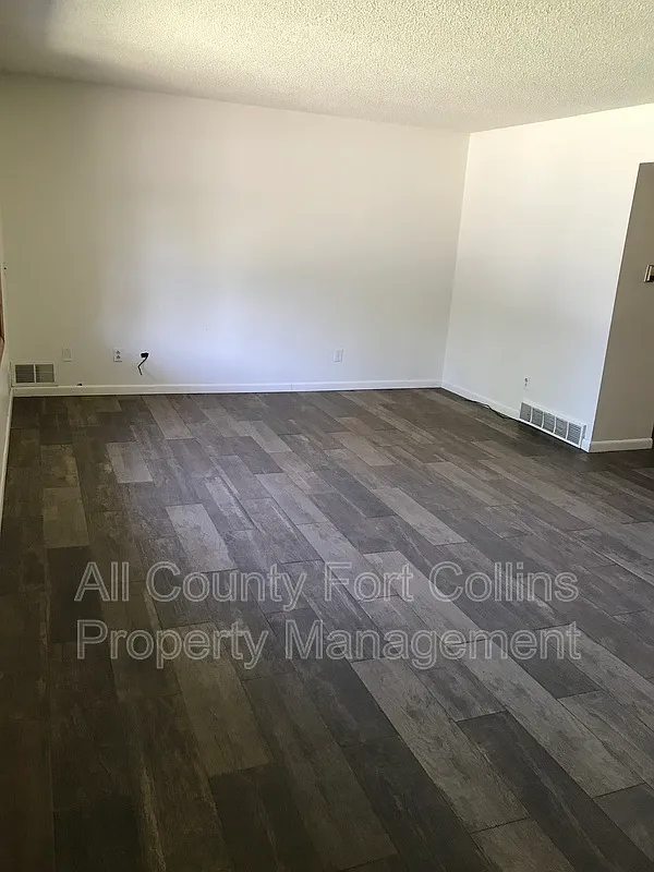 4 bed, 2.0 bath, 2100 sqft, $2,500 — Photo 2
