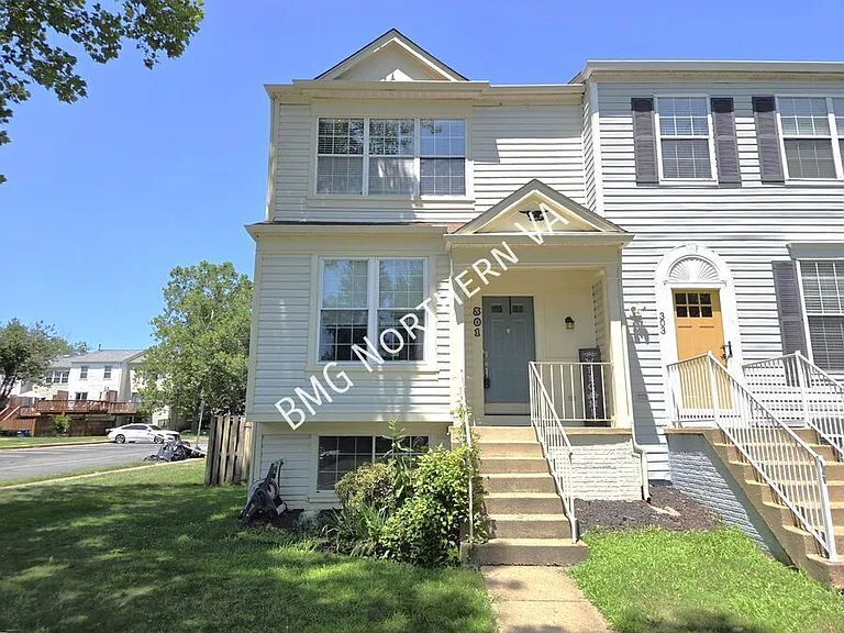 301 Bridle Crest Sq NE — Photo 1