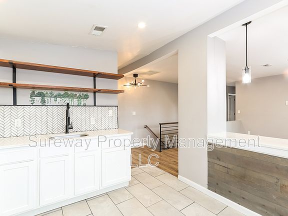 5th image of 300 Darcy Ave #B