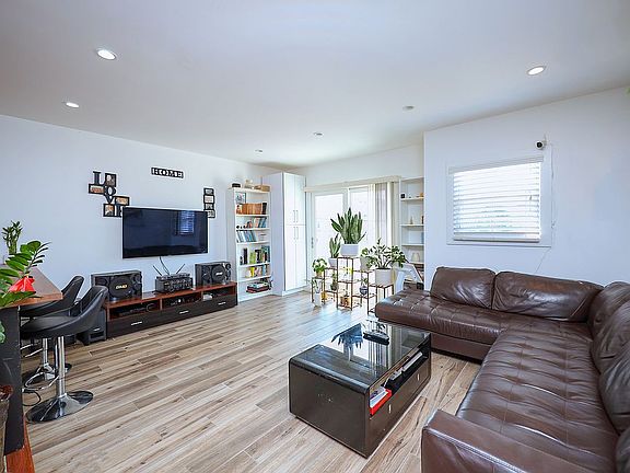 5th image of 493 Travis Ave