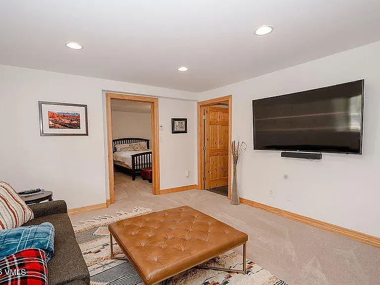 752 Mesa Dr — Photo 3