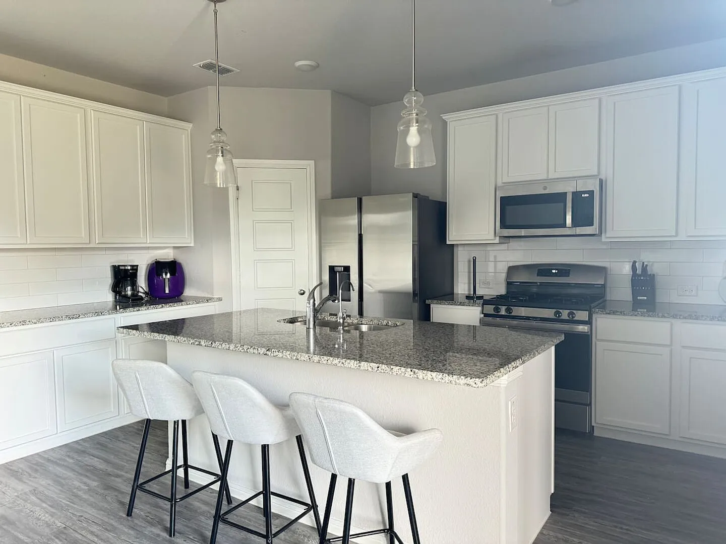 Bright & Spacious 4BR Home with Expansive Backyard — Photo 4