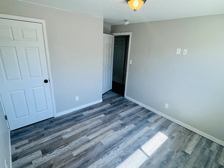 35 Yorkshire Rd — Photo 2