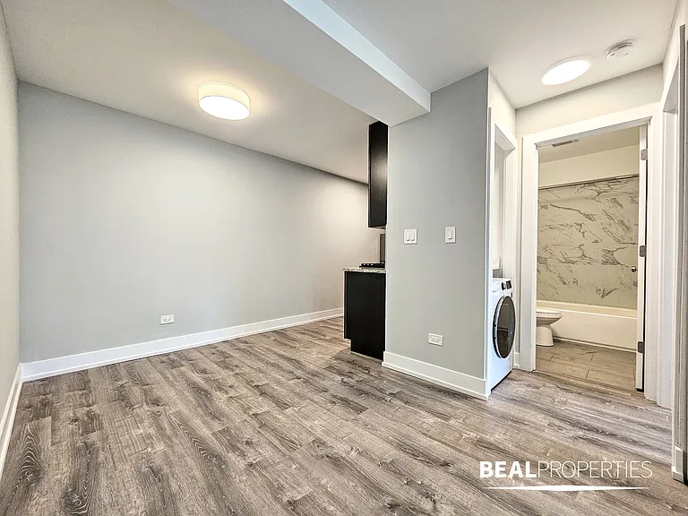 445 W Barry — Photo 117