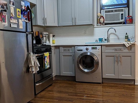5th image of 654 Saint Marks Ave APT 1D