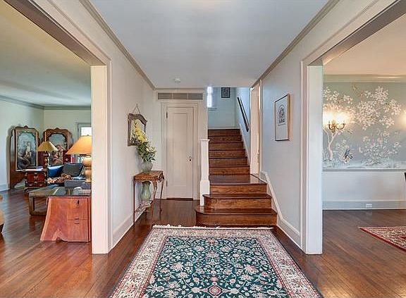 Bright and inviting entry foyer!