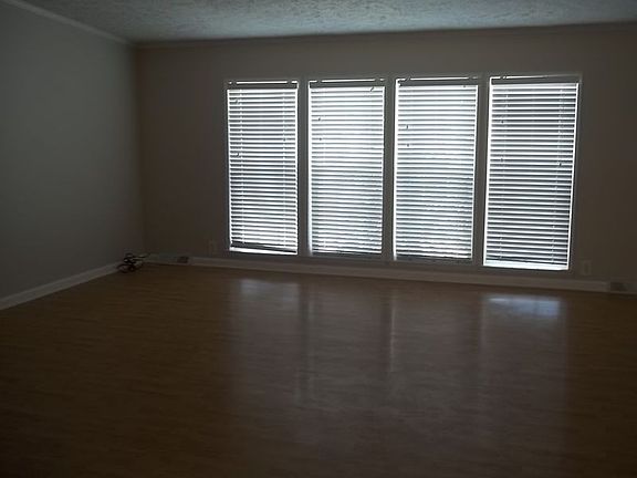4th image of 16212 Oxford Ct