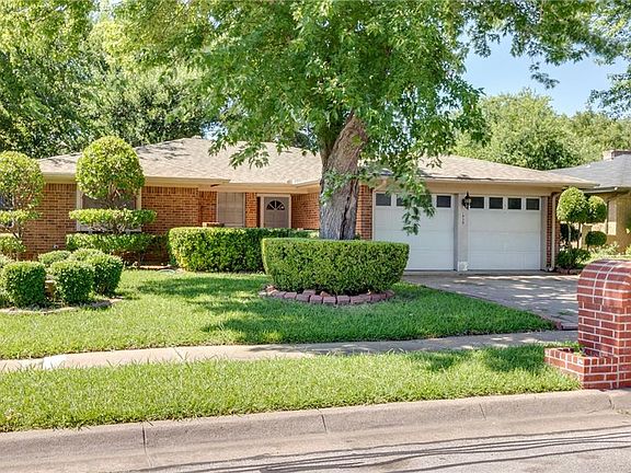 2nd image of 1930 Briar Meadow Dr