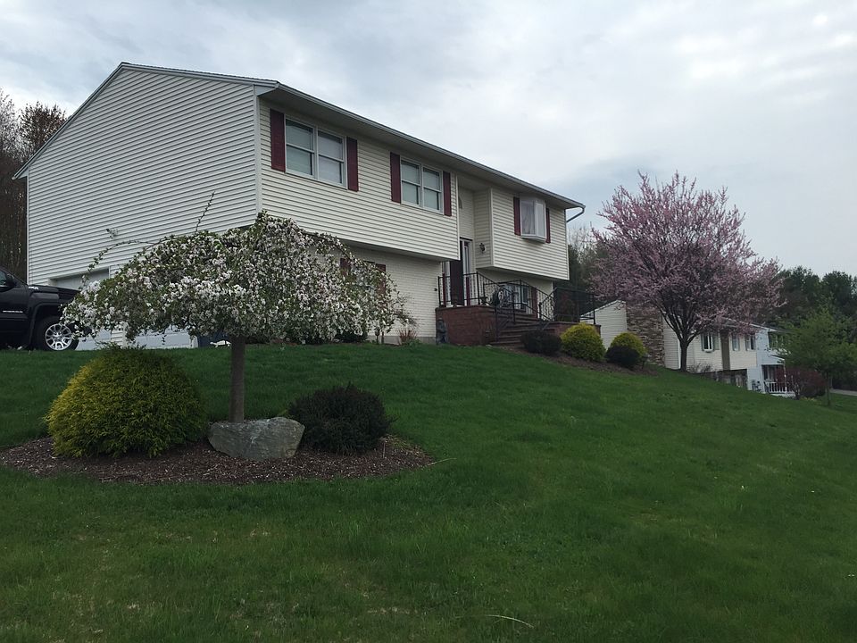 1st image of 35 Rebecca Dr