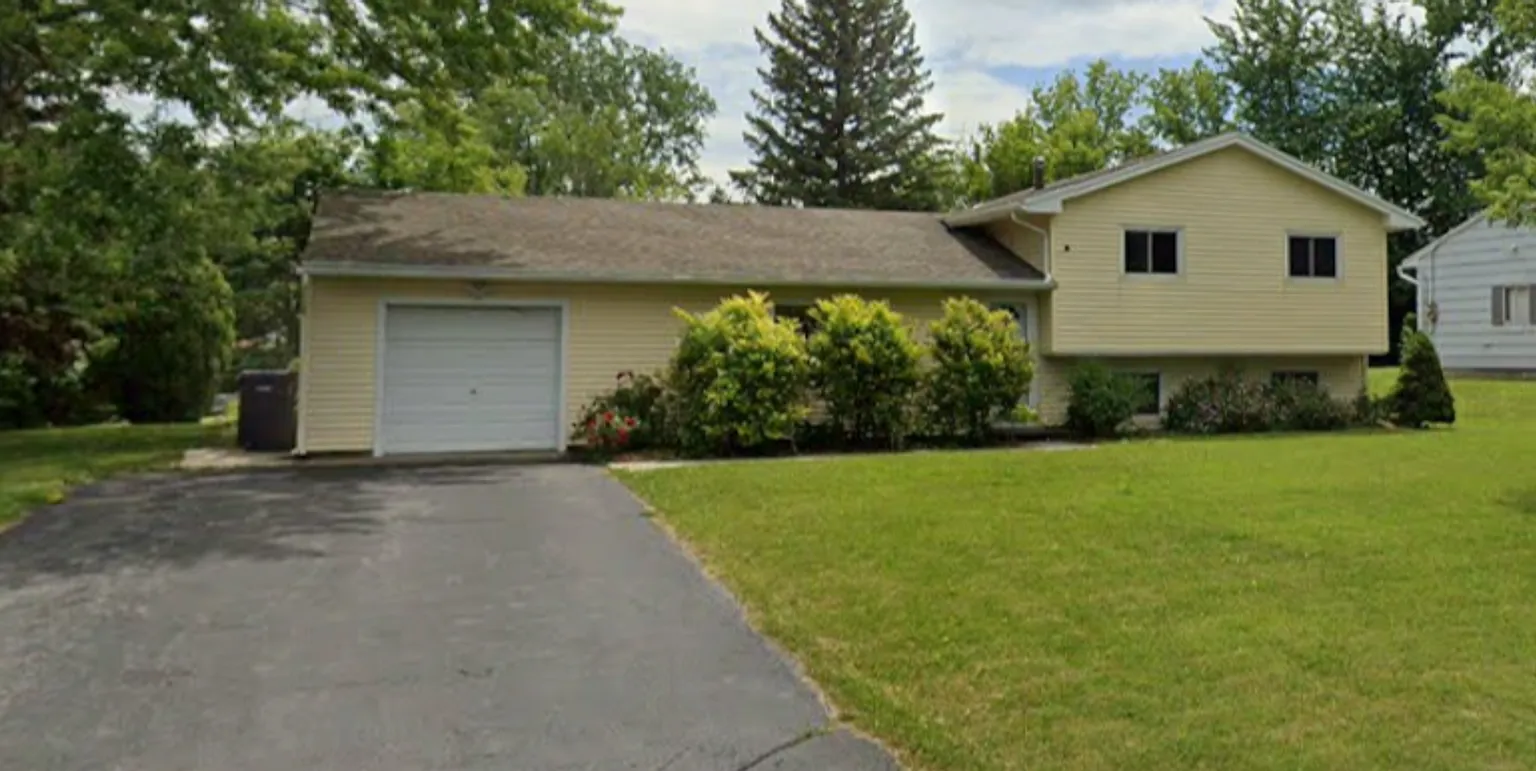 Available Now 4 Bed 2 Full Bath Single Family House in Henrietta — Photo 1