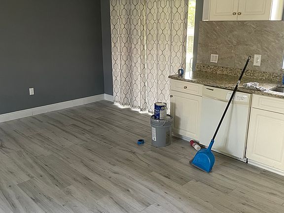 5th image of 893 Iris Dr