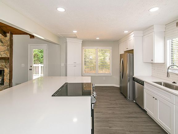 4th image of 3941 Kensington Dr