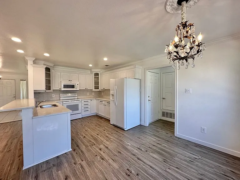 10191 FM 607 N — Photo 16