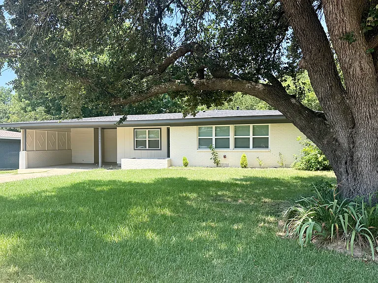 1411 W Shields Dr — Photo 2
