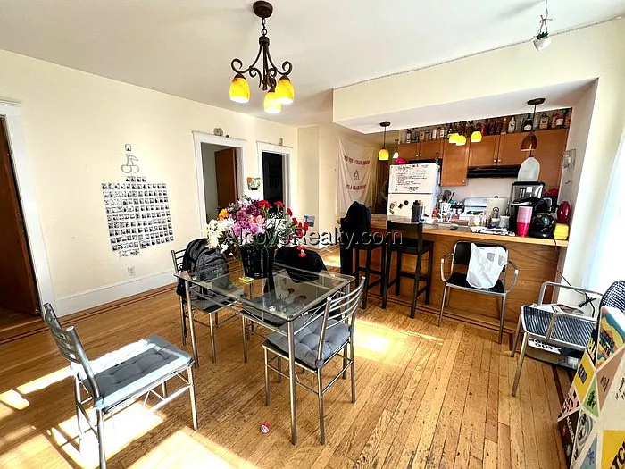 4 bed, 1.0 bath, $4,400 — Photo 3