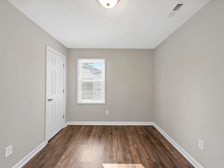 721 Henry St — Photo 2