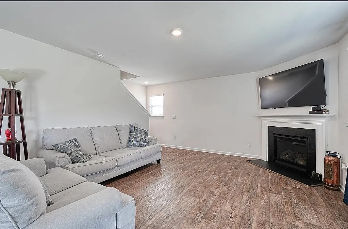 4 bed, 2.5 bath, 2230 sqft, $2,200 — Photo 3