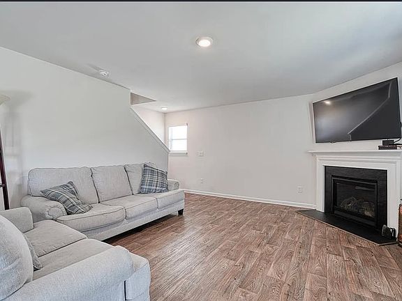 3rd image of 528 Keller Ln