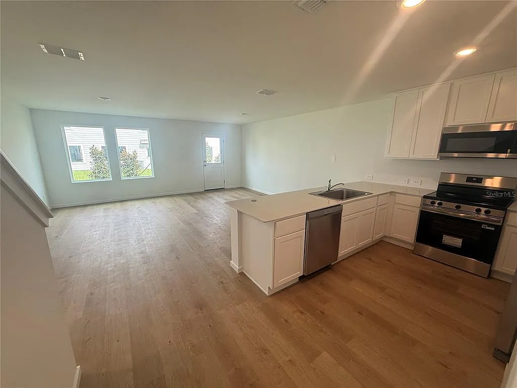 3 bed, 2.5 bath, 1386 sqft, $1,900 — Photo 2