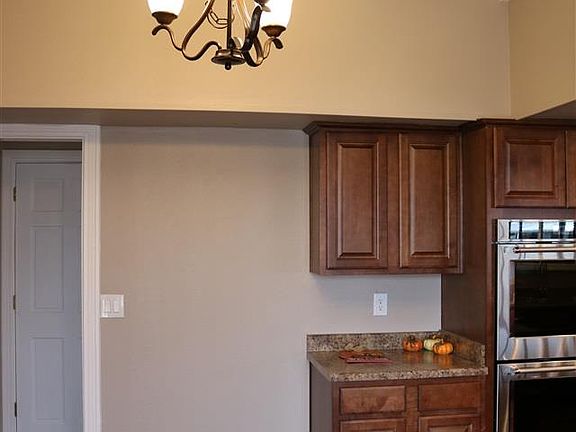 5th image of 249 Parkland Way
