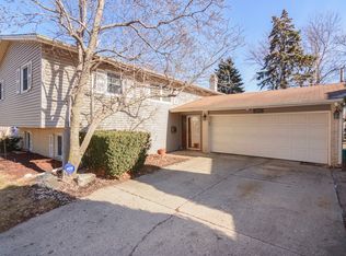 1437 S Fern Dr, Mount Prospect, IL