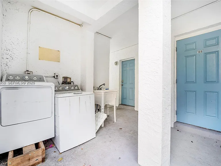 6966 Byron Ave #105 — Photo 12